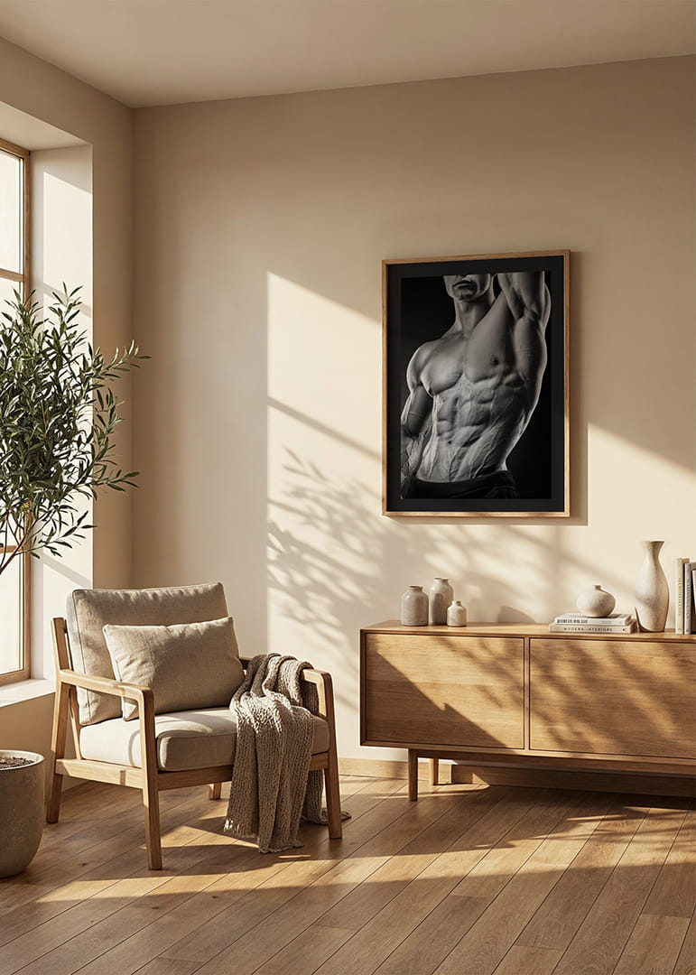 Fekete-fehér közeli kép egy férfi izmos felsőtestéről-12