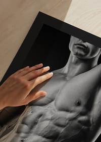 Fekete-fehér közeli kép egy férfi izmos felsőtestéről-9