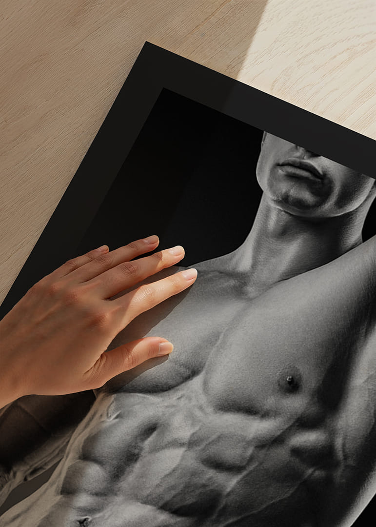 Fekete-fehér közeli kép egy férfi izmos felsőtestéről-12