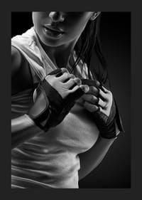 Primo piano in bianco e nero di una donna con guanti e canotta sportiva-1