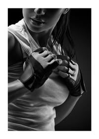 Primo piano in bianco e nero di una donna con guanti e canotta sportiva-3