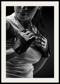 Primo piano in bianco e nero di una donna con guanti e canotta sportiva-4