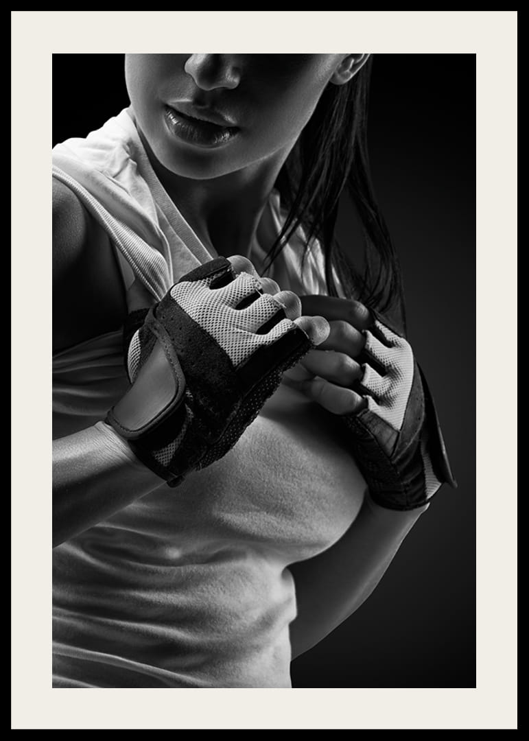 Primo piano in bianco e nero di una donna con guanti e canotta sportiva-12