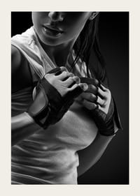 Primo piano in bianco e nero di una donna con guanti e canotta sportiva-5