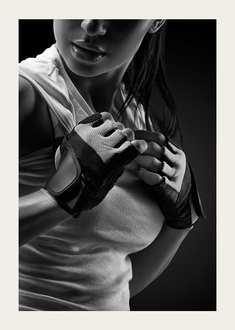 Primo piano in bianco e nero di una donna con guanti e canotta sportiva-12