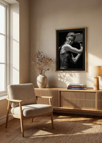 Primo piano in bianco e nero di una donna con guanti e canotta sportiva-8