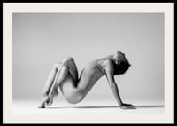 Czarno-białe zdjęcie przedstawiające kobietę w pozycji jogi na jasnym tle-2