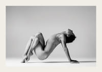 Czarno-białe zdjęcie przedstawiające kobietę w pozycji jogi na jasnym tle-3