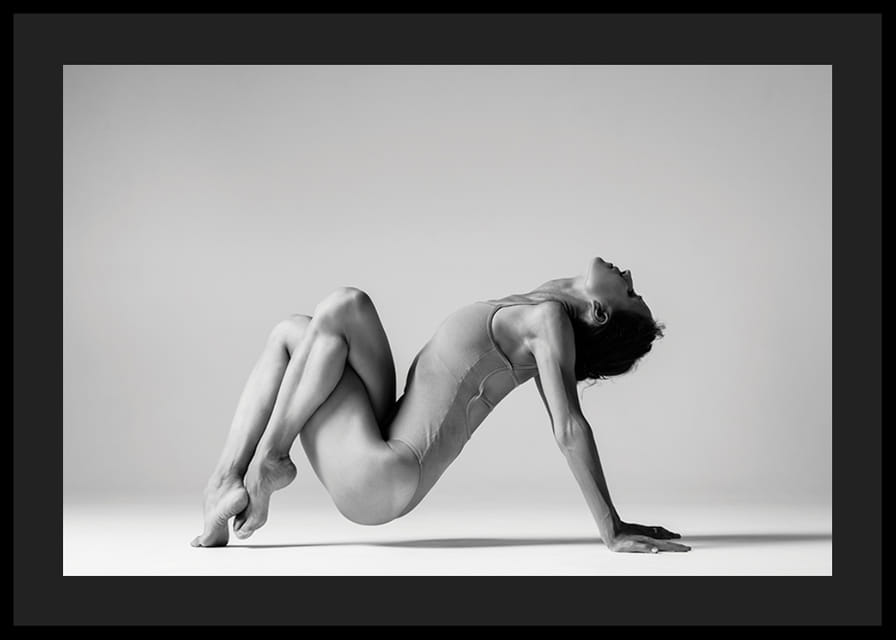 Czarno-białe zdjęcie przedstawiające kobietę w pozycji jogi na jasnym tle-12