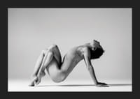 Czarno-białe zdjęcie przedstawiające kobietę w pozycji jogi na jasnym tle-5