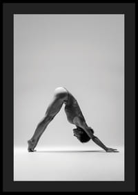Svartvit fotokonst av kvinna i yogaposition mot ljus bakgrund-4