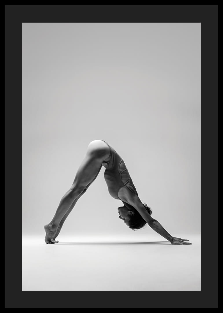 Svartvit fotokonst av kvinna i yogaposition mot ljus bakgrund-12