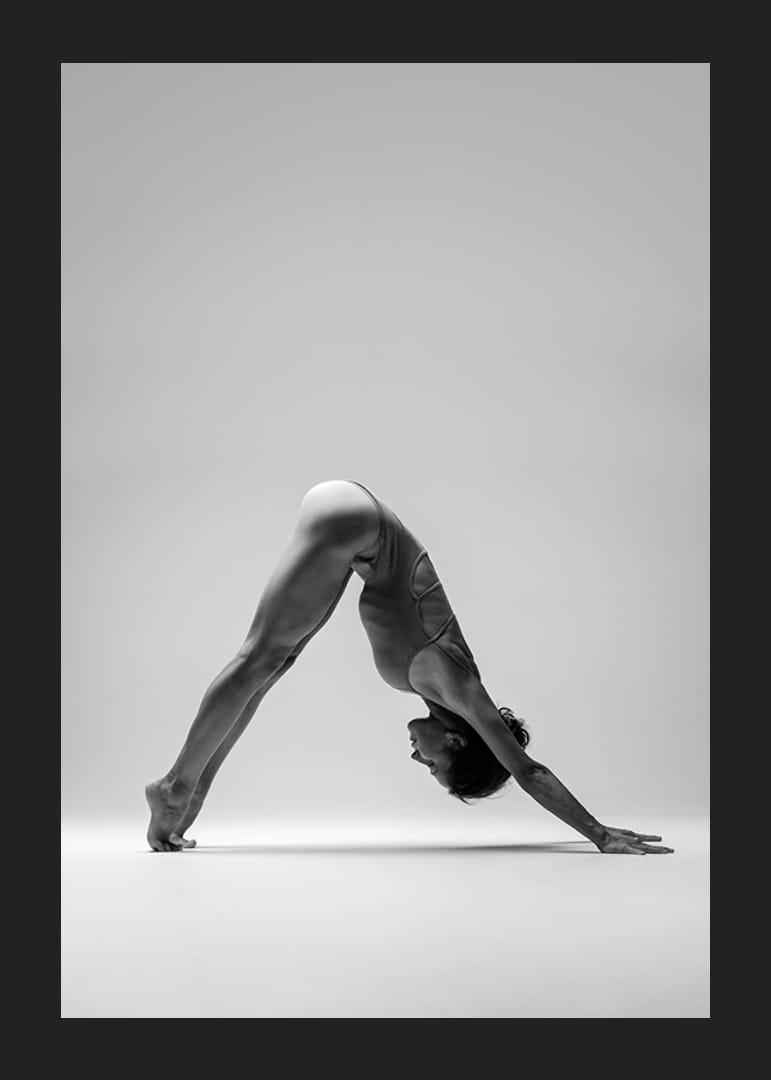 Svartvit fotokonst av kvinna i yogaposition mot ljus bakgrund-12