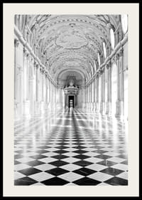 Sala bianca e nera con pavimento a scacchi e soffitto decorato-2