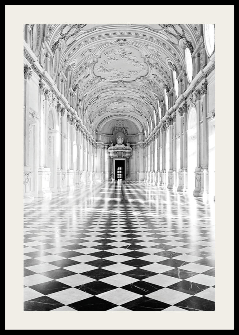 Sala bianca e nera con pavimento a scacchi e soffitto decorato-12