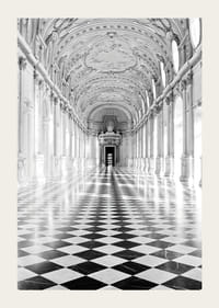 Sala bianca e nera con pavimento a scacchi e soffitto decorato-3