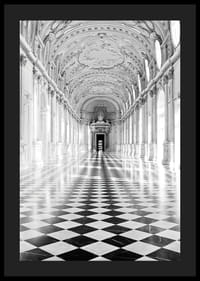 Sala bianca e nera con pavimento a scacchi e soffitto decorato-4