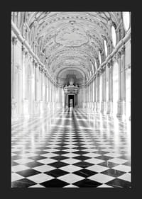 Sala bianca e nera con pavimento a scacchi e soffitto decorato-5