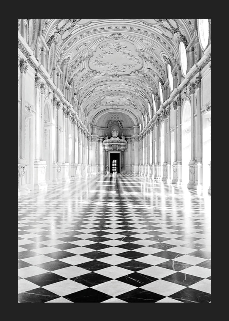 Sala bianca e nera con pavimento a scacchi e soffitto decorato-12