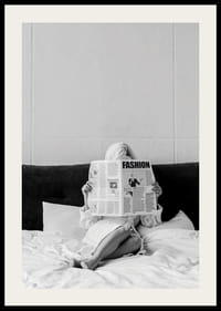 Fotografie alb-negru cu o femeie în halat de baie citind ziarul în pat-2