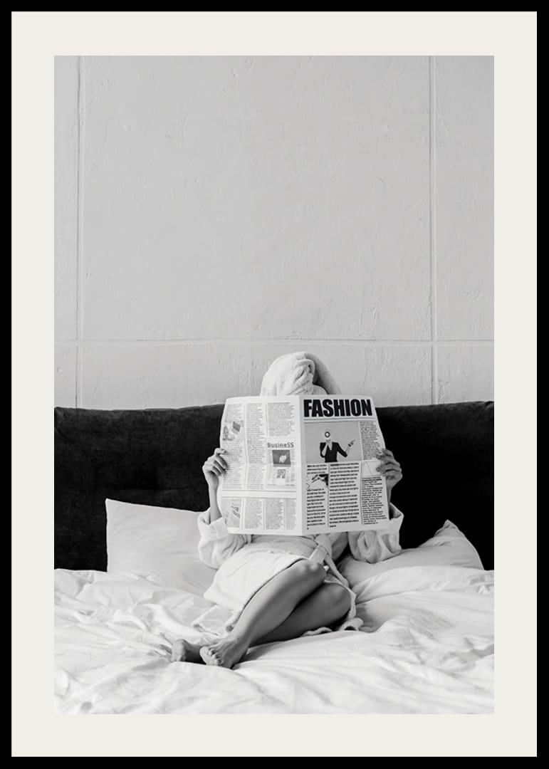 Fotografie alb-negru cu o femeie în halat de baie citind ziarul în pat-12