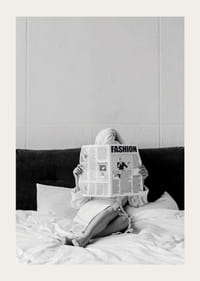 Fotografie alb-negru cu o femeie în halat de baie citind ziarul în pat-3