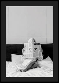 Fotografie alb-negru cu o femeie în halat de baie citind ziarul în pat-4