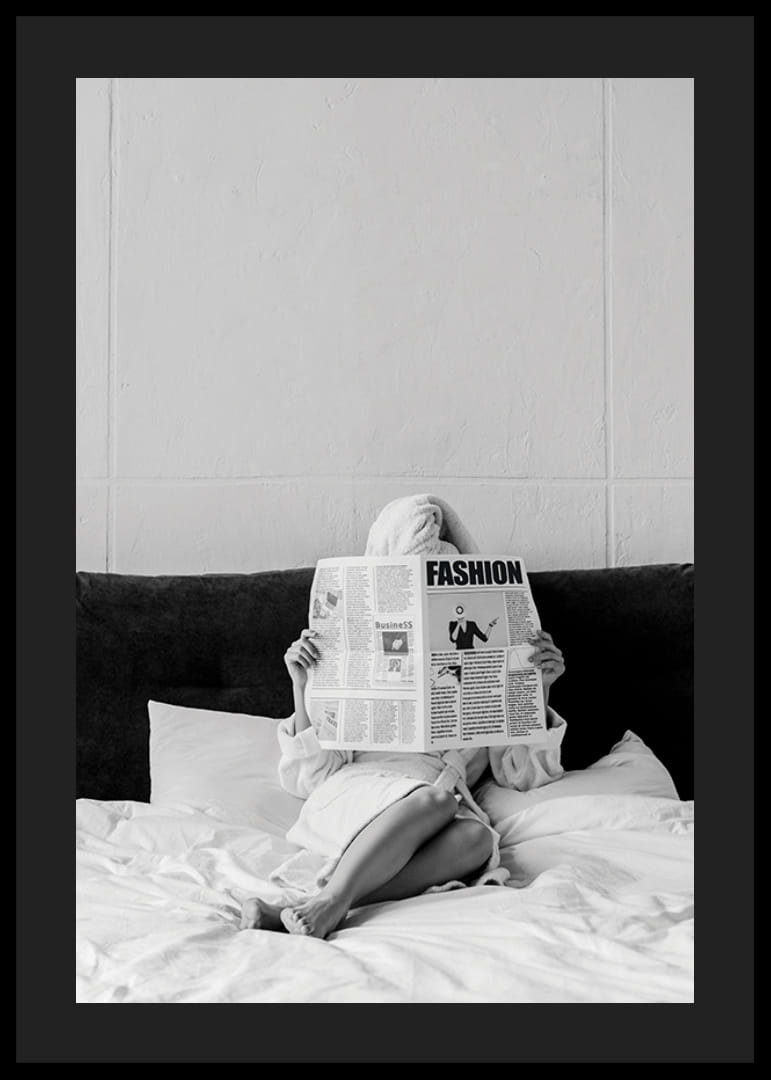 Fotografie alb-negru cu o femeie în halat de baie citind ziarul în pat-12
