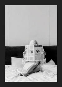 Fotografie alb-negru cu o femeie în halat de baie citind ziarul în pat-5