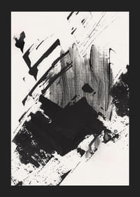 Pinceladas negras abstractas sobre fondo blanco texturizado-5