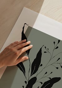 Graficzna sylwetka rośliny z czarnymi liśćmi na zielonym tle-3