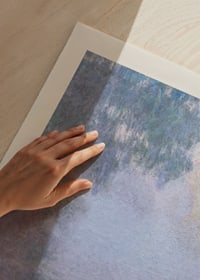 Paisagem impressionista com rio enevoado, tons suaves de azul e roxo de Claude Monet-3
