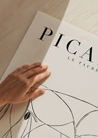 Minimalistisk svart linjeteckning av tjur på ljus bakgrund-3