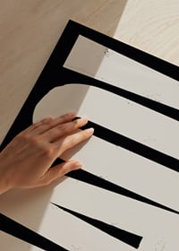 Grafisk text CIAO i stora beige bokstäver på svart bakgrund-3