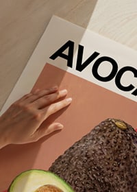 Illustrerad avocado med snittyta mot beige bakgrund-3
