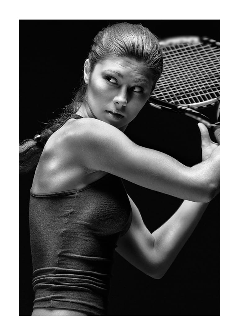 Čiernobiely portrét tenistky v akcii-12