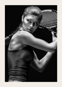 Čiernobiely portrét tenistky v akcii-5