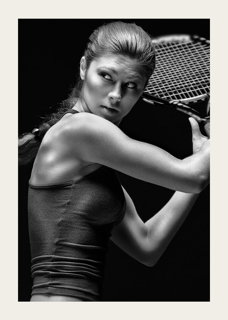 Čiernobiely portrét tenistky v akcii-12