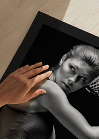 Čiernobiely portrét tenistky v akcii-9