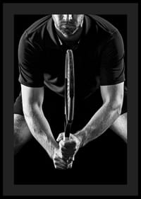 Svartvit närbild av tennisspelare med racket i fokus-0