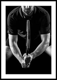 Svartvit närbild av tennisspelare med racket i fokus-2