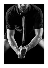 Svartvit närbild av tennisspelare med racket i fokus-3