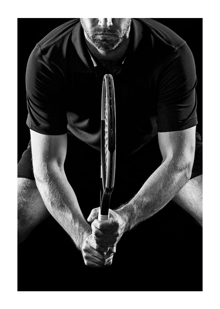 Svartvit närbild av tennisspelare med racket i fokus-12