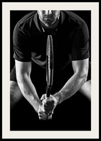 Svartvit närbild av tennisspelare med racket i fokus-4