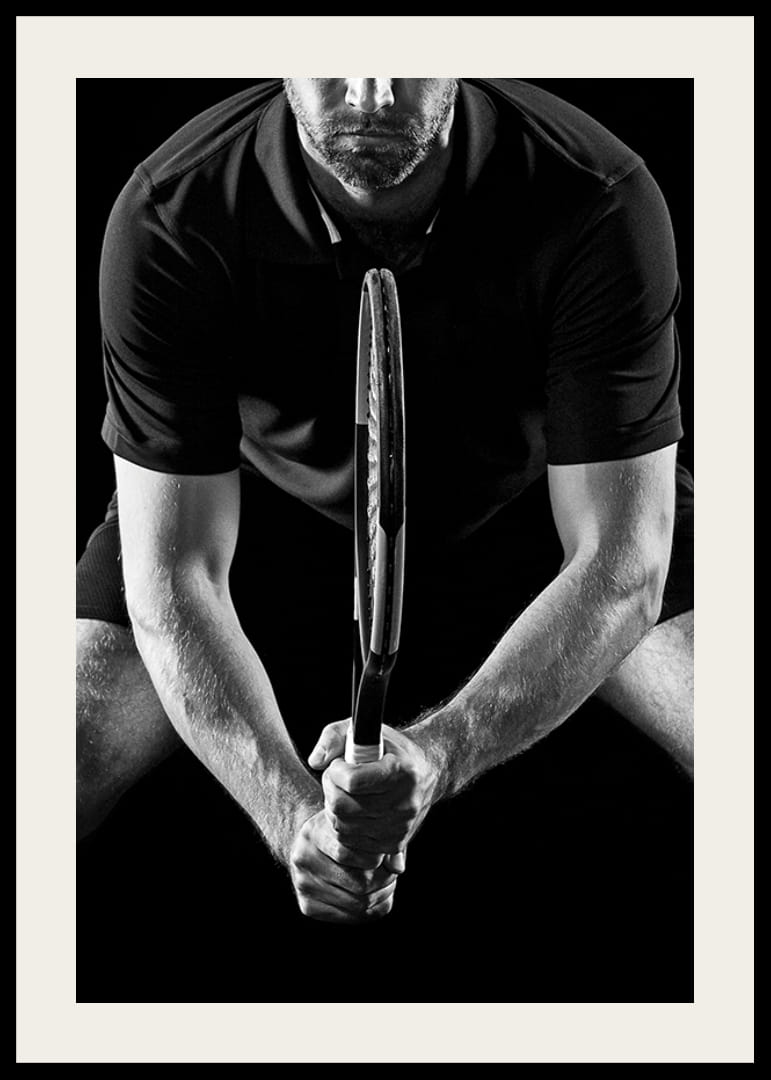 Svartvit närbild av tennisspelare med racket i fokus-12