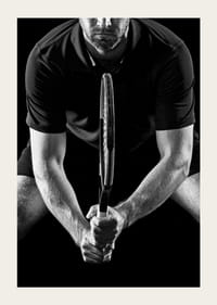 Svartvit närbild av tennisspelare med racket i fokus-5