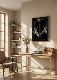 Schwarz-Weiß-Nahaufnahme eines Tennisspielers mit Schläger im Fokus-8