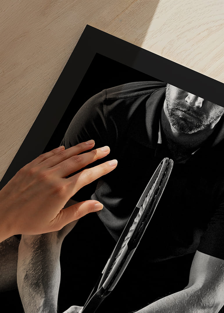 Schwarz-Weiß-Nahaufnahme eines Tennisspielers mit Schläger im Fokus-12