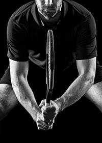 Svartvit närbild av tennisspelare med racket i fokus-7