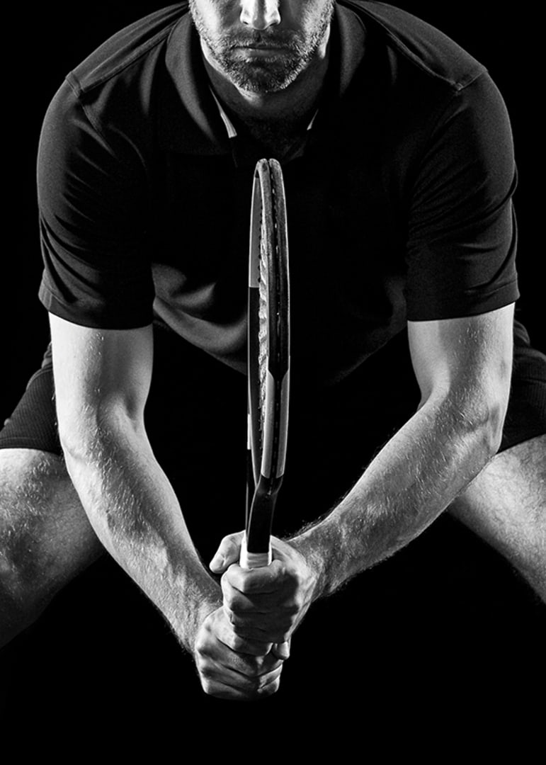 Svartvit närbild av tennisspelare med racket i fokus-12